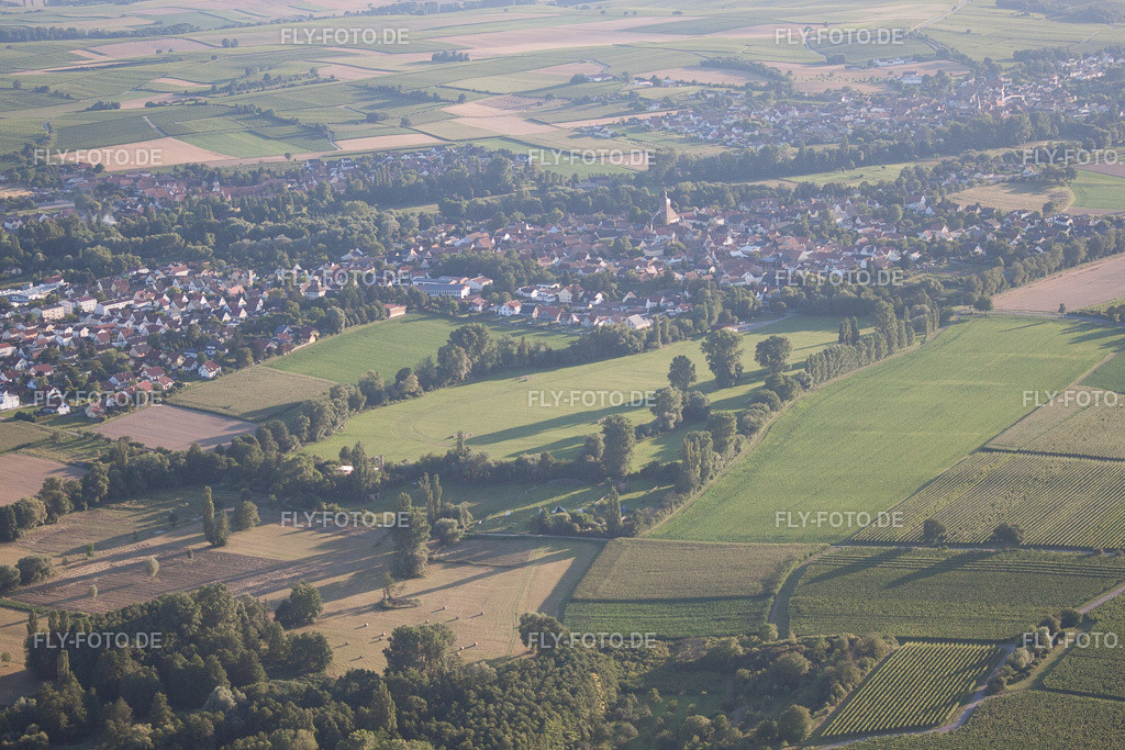 Ortsansicht | Luftbild: Ortsansicht im Ortsteil Billigheim in Billigheim-Ingenheim im Bundesland Rheinland-Pfalz in Deutschland. Foto: IMG_51094.jpg vom 22.07.2012 durch Werner Riehm/FLY-FOTO.de - Realisiert mit Pictrs.com