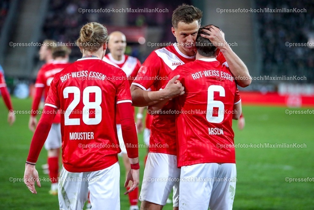 RWE06042501094 | 2025.04.06, Fußball, 3.Liga, Rot-Weiss Essen - FC Hansa Rostock, Stadion Hafenstraße, Saison 2024 2025: Torjubel nach dem Tor zum 2:1 durch Torschütze Ahmet Arslan (RWE #6) zusammen mit Tom Moustier (RWE #28) und Michael Schultz (RWE #4) DFB regulations prohibit any use of photographs as image sequences and or quasi-video.
