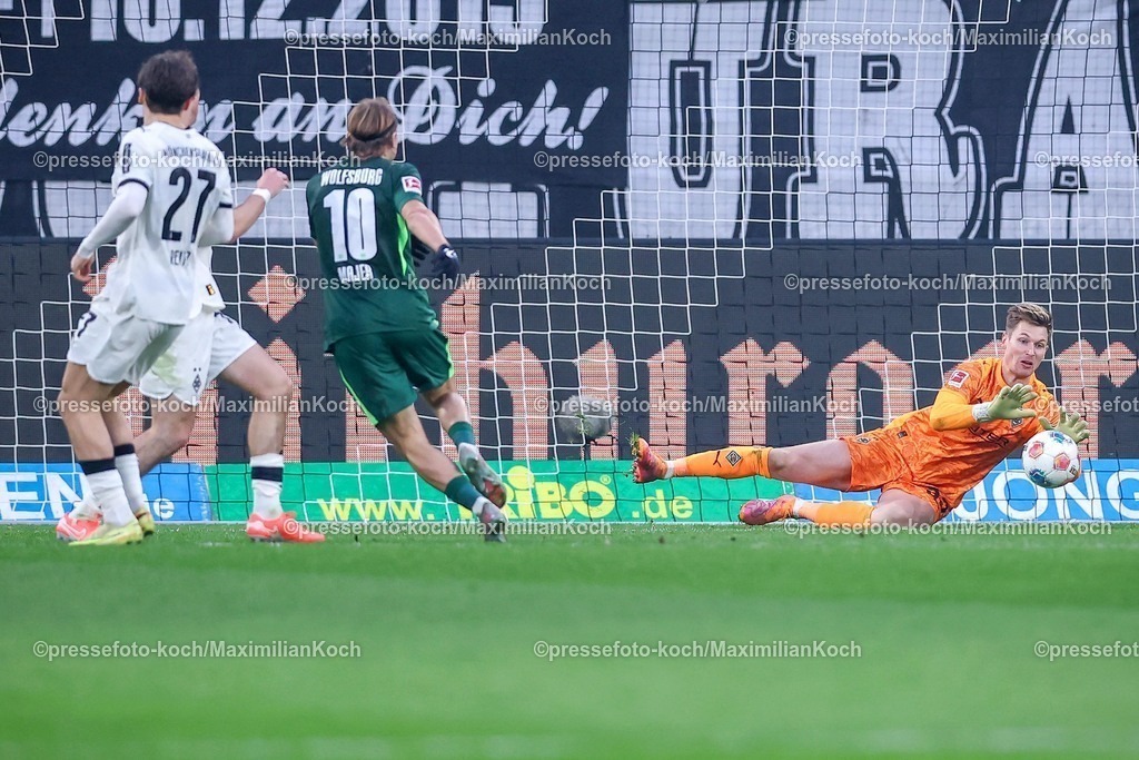 BMG13122501047 | 13.12.2025, Fußball, Borussia Mönchengladbach - VfL Wolfsburg, 1. Fußball Bundesliga, 14.Spieltag, Borussia-Park, Saison 2025 2026: Lovro Majer&nbsp;(VfL Wolfsburg #10) beim Schuss auf das Tor von Torwart Moritz Nicolas&nbsp;(Borussia Mönchengladbach #33)  DFB regulations prohibit any use of photographs as image sequences and or quasi-video.