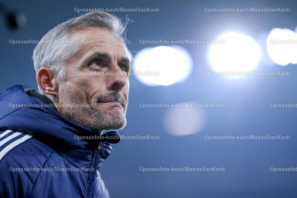 S0401022501007 | 01.02.2025, Fußball, FC Schalke 04 - 1. FC Magdeburg, 2.. Fußball Bundesliga, 20. Spieltag, Veltins-Arena Gelsenkirchen, Saison 2024 2025: Trainer Kees van Wonderen (S04 Cheftrainer)DFB regulations prohibit any use of photographs as image sequences and or quasi-video.
