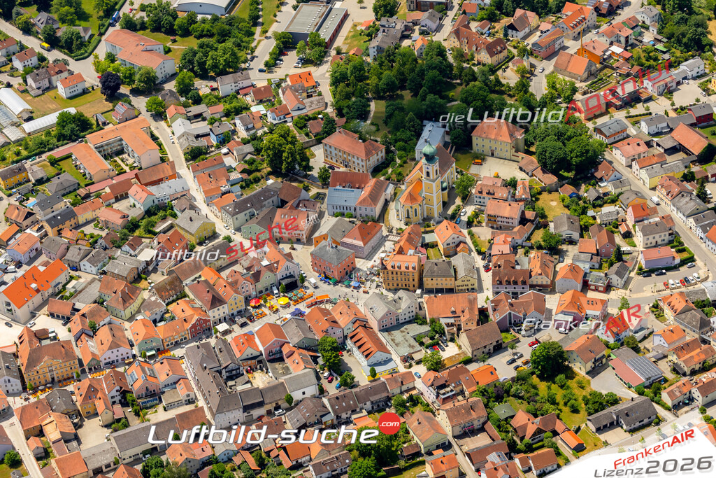 Das Luftbild zeigt : Stadtmitte Hemau - Die Luftaufnahme wurde 2023 vom UL-Flugzeug aus erstellt ( keine Drohne ) - Hochauflösende Luftaufnahme - Für grossformatige Ausdrucke geeignet. Die Geschenkidee !Mit Lizenz und Bildrechte bestellbar