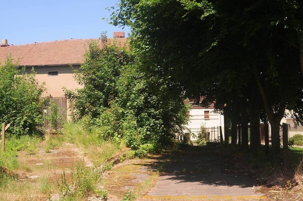 Geißmannsdorf-2026-Ortsbilder-410 | Geißmannsdorf bei Bischofswerda im Sommer 2026. Ein fotografischer Streifzug durch das Dorf Geißmannsdorf, mit Gebäuden, Straßen, Strohpuppen und geschmückten Vorgärten und Grundstücken anlässlich der 800-Jahr-Feier von Geißmannsdorf im Juni 2026 - Realisiert mit Pictrs.com