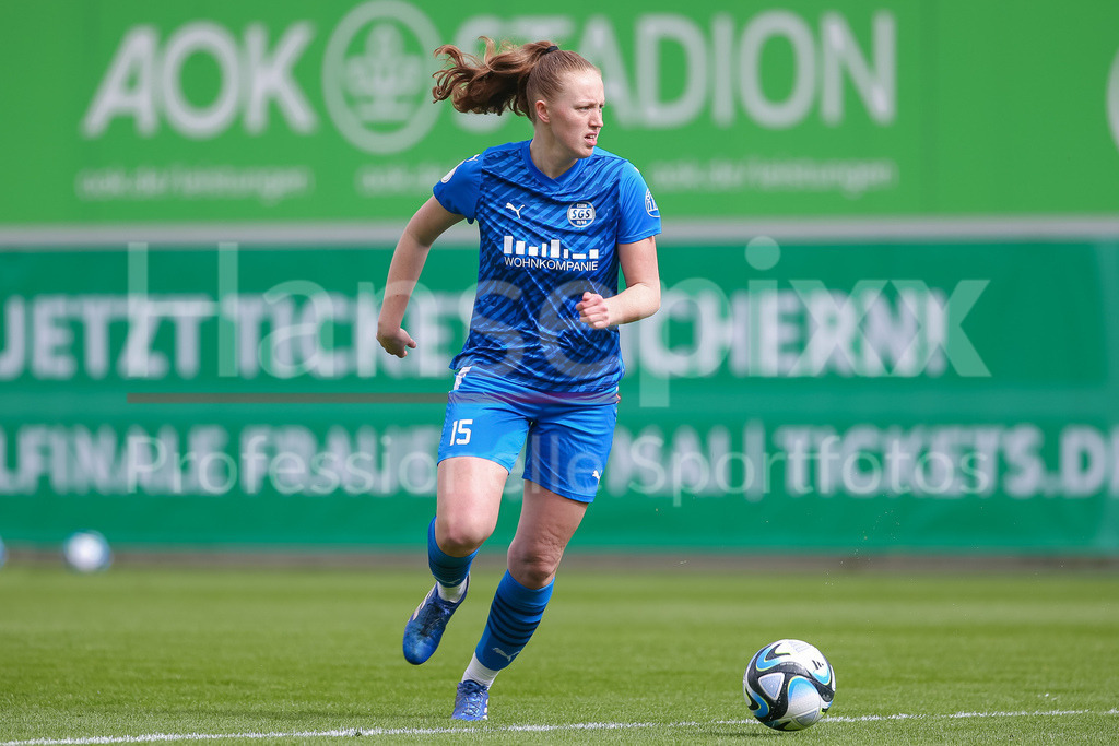 Fussball, DFB-Pokal Frauen, VfL Wolfsburg - SGS Essen | v.li.: Laura Pucks (SGS Essen, 15) am Ball, Freisteller, Einzelbild, Ganzkörper, Aktion, Action, Spielszene, DIE DFB-RICHTLINIEN UNTERSAGEN JEGLICHE NUTZUNG VON FOTOS ALS SEQUENZBILDER UND/ODER VIDEOÄHNLICHE FOTOSTRECKEN. DFB REGULATIONS PROHIBIT ANY USE OF PHOTOGRAPHS AS IMAGE SEQUENCES AND/OR QUASI-VIDEO.