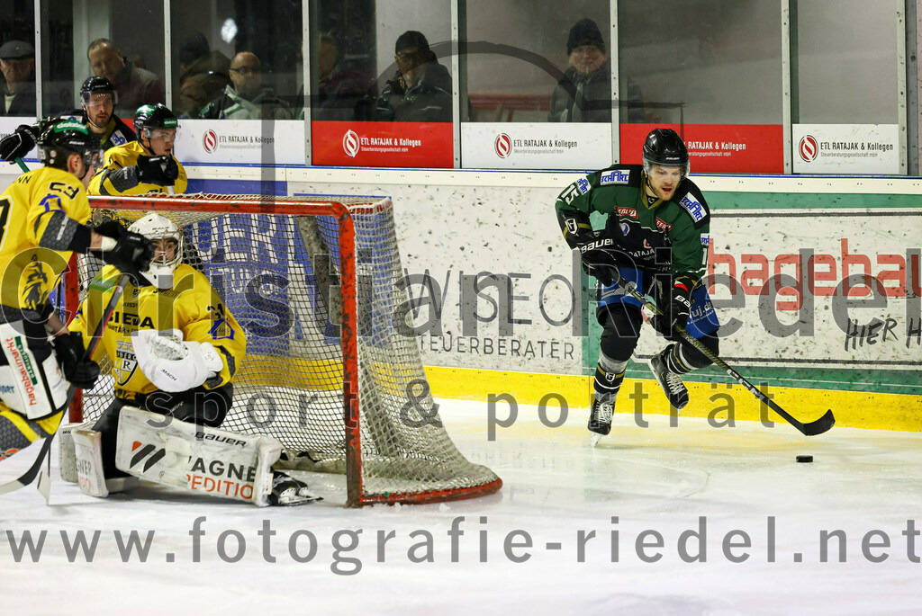 2023-02-10_095_TSV_Erding_gegen_ERSC_Amberg | Erding, Deutschland, 10.02.2023:
Eishockey, Bayernliga Meisterrunde Gruppe B 2022 / 2023, 3. Spieltag, TSV Erding gegen ERSC Amberg, Endergebnis: 6:3

Torwart Timon Bätge (ERSC Amberg, #31), Elias Maier (Erding Gladiators, #15)

Foto: Christian Riedel / fotografie-riedel.net