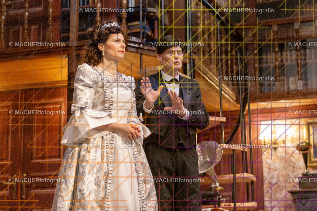 338_MFL-2025 | Portraitbilder von Regisseur; Darsteller; Techniker; Maske; Kostüme; Chor; Musiker; Bilderserie der Generalprobe und der Premierenvorstellung, Szenenbilder; Ausdrucksstudien; Bühnenüberblick; Bühnenkulissen; Pressefotos inkl. Redaktionsfoto Darstellergruppe.