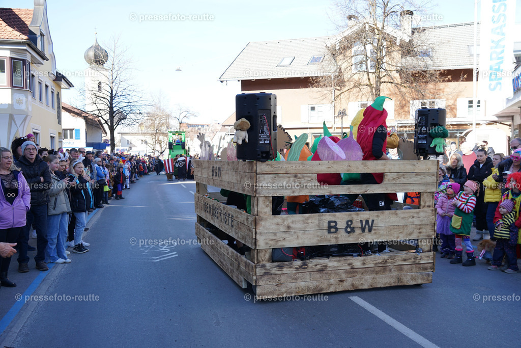 news-2023-Feb16-Unsinniger_Fasching_Reutte-sony-DSC02473 | Info aus dem Bezirk Reutte/Ausserfern Tirol sowie eine umfangreiche Bilddatenbank über die gesamte Region: Lechtal, Talkessel Reutte, Tannheimertal, Zwischentoren. Lech, Plansee, Zugspitze, Grenztunnel, B179, Fernpassstraße, Verkehr, Lawinen, Tradition, - Realisiert mit Pictrs.com