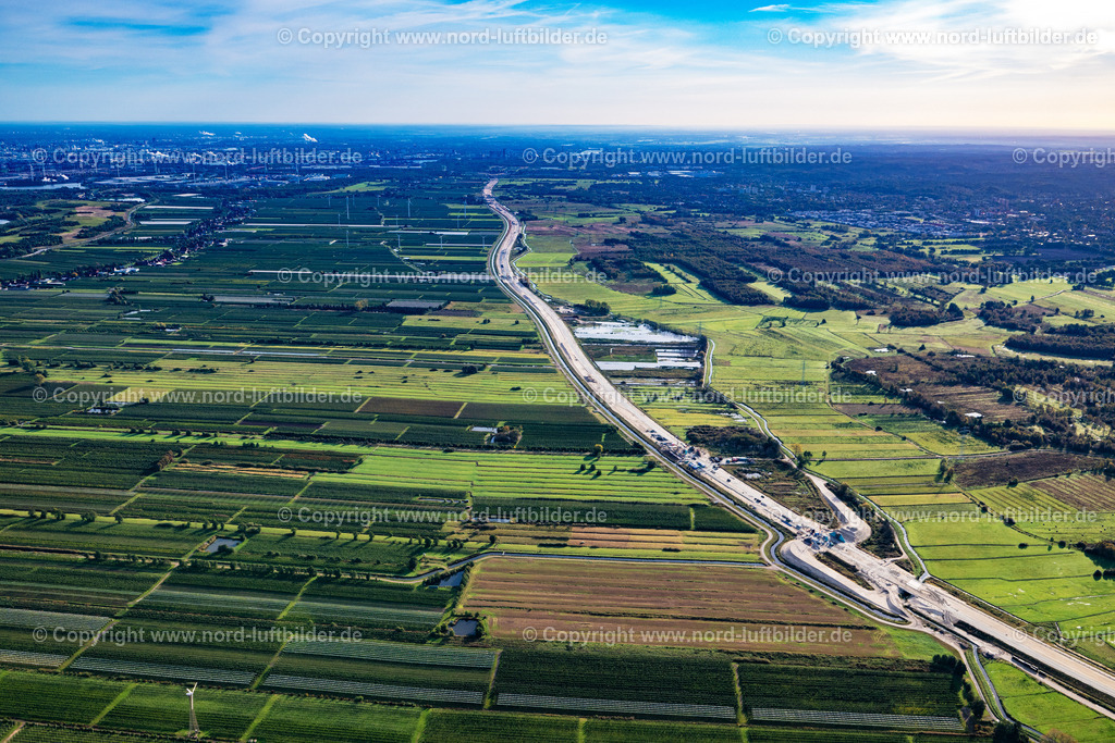Hamburg_Neuenfelde_Autobahnbaustelle_A26_Richtung_A7_ELS_2650121024 | NEU WULMSTORF 12.10.2024 Landwirtschaftliche Felder umsäumen die Fahrspuren der Autobahn- Trasse und Streckenverlauf der BAB A26 an der Straße A26 in Neu Wulmstorf im Bundesland Niedersachsen, Deutschland. Weiterführende Informationen bei: DEGES Deutsche Einheit Fernstraßenplanungs- und -bau GmbH,  Die Autobahn GmbH des Bundes Niederlassung Nord. // Agricultural fields surround the lanes of the motorway route and the route of the BAB A 26 on street A26 in Neu Wulmstorf in the state Lower Saxony, Germany. Further information at: DEGES Deutsche Einheit Fernstrassenplanungs- und -bau GmbH,  Die Autobahn GmbH des Bundes Niederlassung Nord. Foto: Martin Elsen