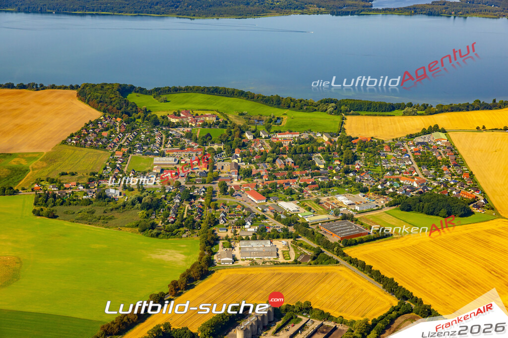 Neue Luftbildaufnahme der Stadt Leezen - Das Luftbild wurde 2025 vom UL-Flugzeug heraus erstellt ( keine Drohnenaufnahme ) - Hochauflösende Luftaufnahme - für Wandbilder und großformatige Ausdrucke geeignet. Das besondere Geschenk!Hier alle&nbsp;Infos zur Lizenzierung der LuftaufnahmeWir fliegen auch dieses Jahr wieder in Ihre Region um Luftbilder zu erstellen.- Luftbild anfragen
