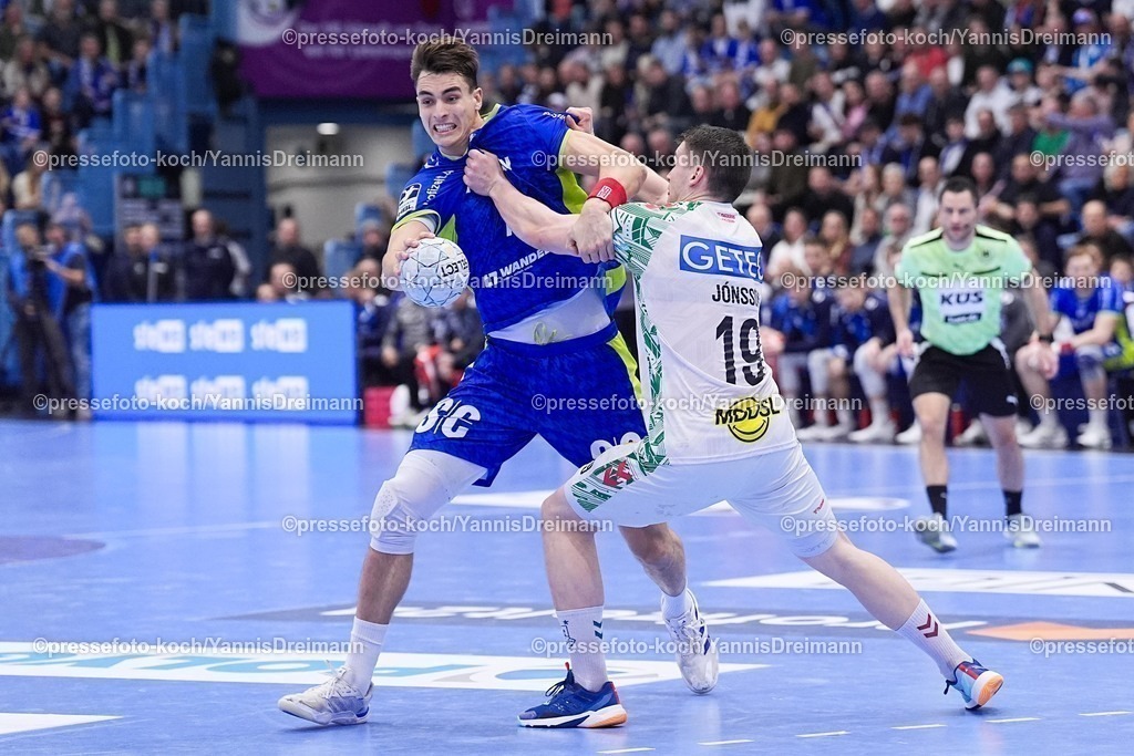 xYDRx14122501005 | 14.12.2025, xydrx, Handball, 1.HBL, VfL Gummersbach - SC Magdeburg, Schwalbe-Arena: Julian Koester (VfL Gummersbach #7) im Zweikampf gegen Elvar Oern Jonsson (SC Magdeburg #19)Photo: xYannisxDreimannxPressefotoKochx