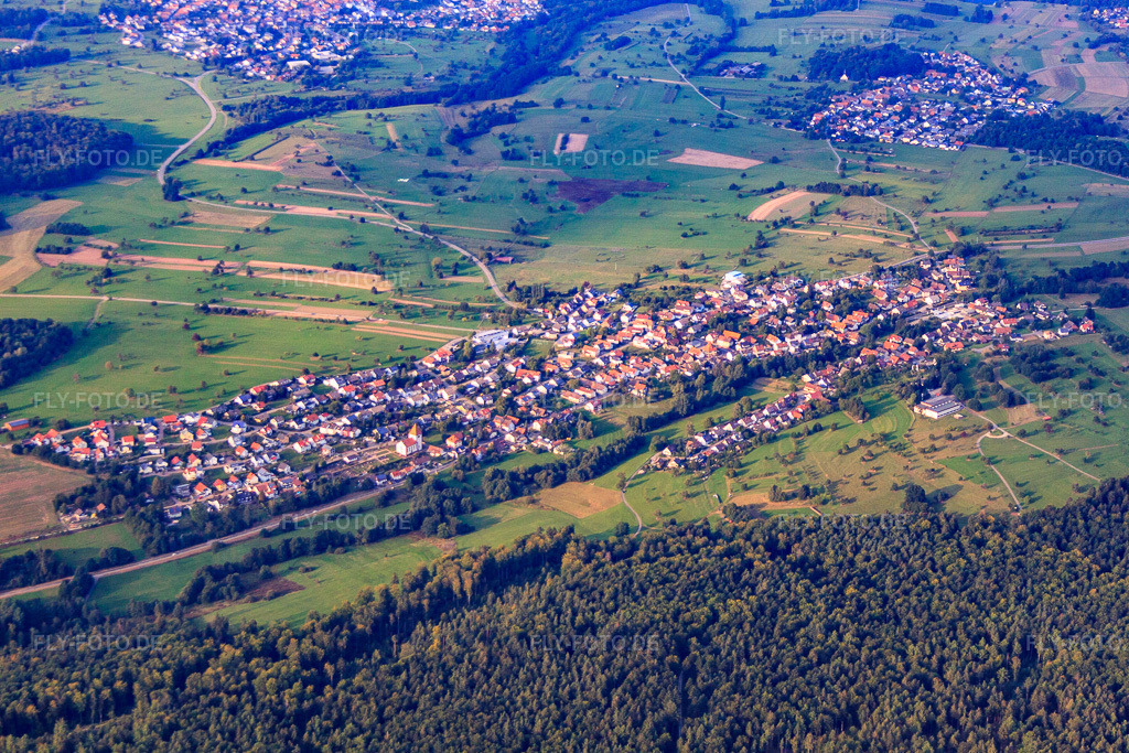 Luftbild: Ortsansicht von Süden im Ortsteil Langenalb in Straubenhardt im Bundesland Baden-Württemberg in Deutschland. Foto: IMG_53159.jpg vom 09.09.2012 durch Werner Riehm/FLY-FOTO.deAuflösung des Originals: 4752 x 3168 px