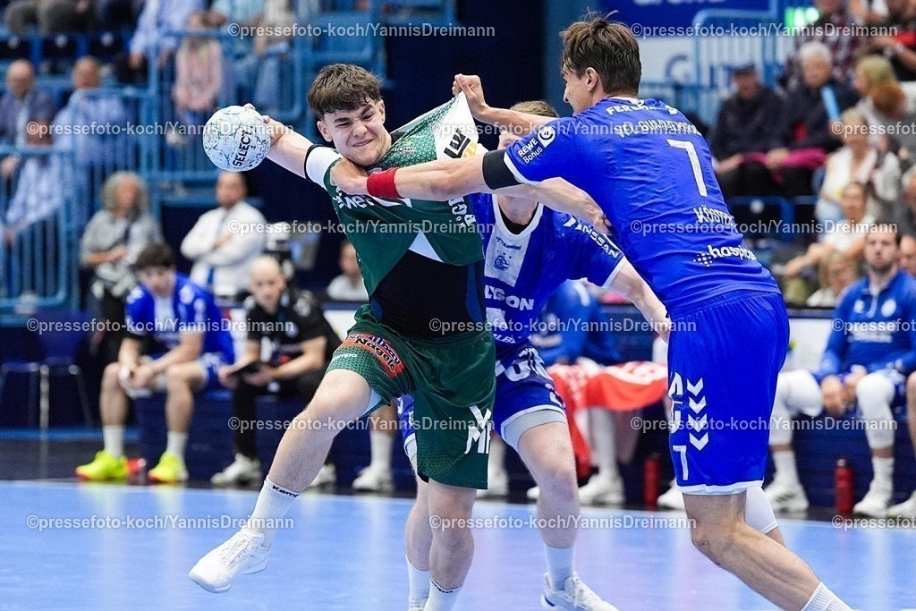 xYDR28052501069 | 28.05.2025, xydrx, Handball, 1.HBL, VFL Gummersbach - FRISCH AUF! Goeppingen, Schwalbe-Arena: Elias Newel (FRISCH AUF! Goeppingen #40) im Zweikampf gegen  Julian Koester (VFL Gummersbach #7)