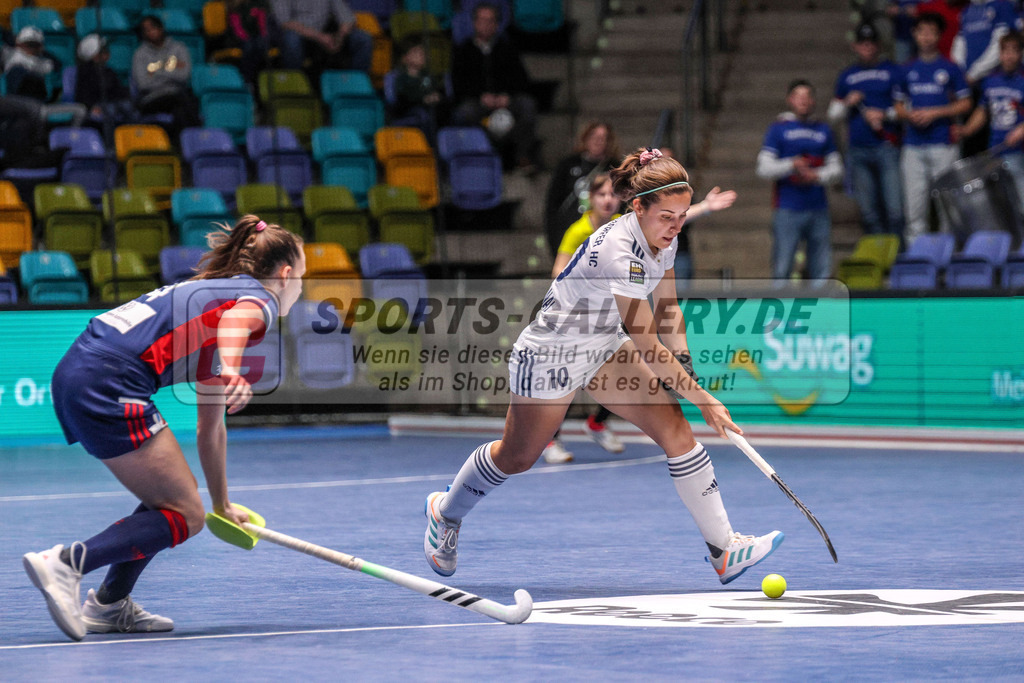 MJ_20230204-DHC-MHC-W-20 | Clara Ycart Canal (Düsseldorfer HC #10), Düsseldorfer HC - Mannheimer HC am 4.2.2023 in der Ballsporthalle, Frankfurt am Main