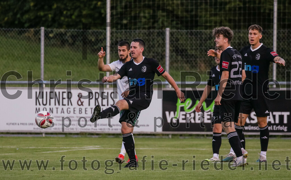 2023-08-18_069_FC_Schwaig_gegen_TSV_Kastl | Oberding, Deutschland, 18.08.2023:
Fußball, Landesliga Südost 2023 / 2024, 7. Spieltag, FC Schwaig gegen TSV Kastl, Endergebnis: 2:2

Mirza Idrizovic (FC Schwaig, #25), Tobias Urban (TSV Kastl, #21), Christoph Hoffmann (TSV Kastl, #22)

Foto: Christian Riedel / fotografie-riedel.net