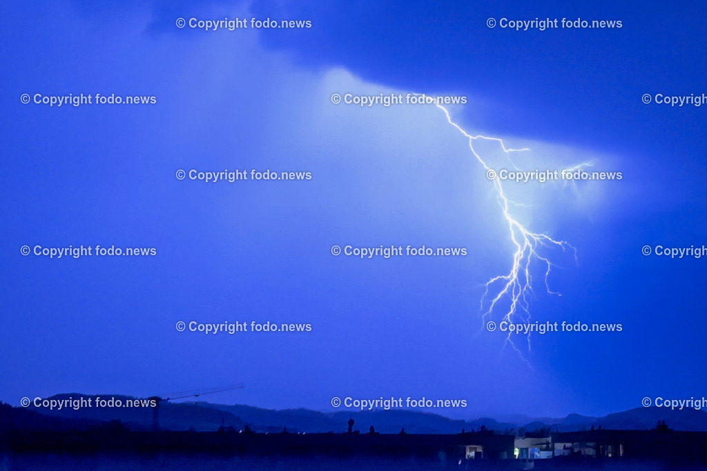 Linz_ Gewitterzelle ueber Linz_28.07.2024-2 | 28.07.2024, Linz, AUT, Linz, im Bild Gewitterzelle ueber Linz, Wolken, Blitz, Blitze, Donner, Regen, Sturm, Unwetter, Wetter