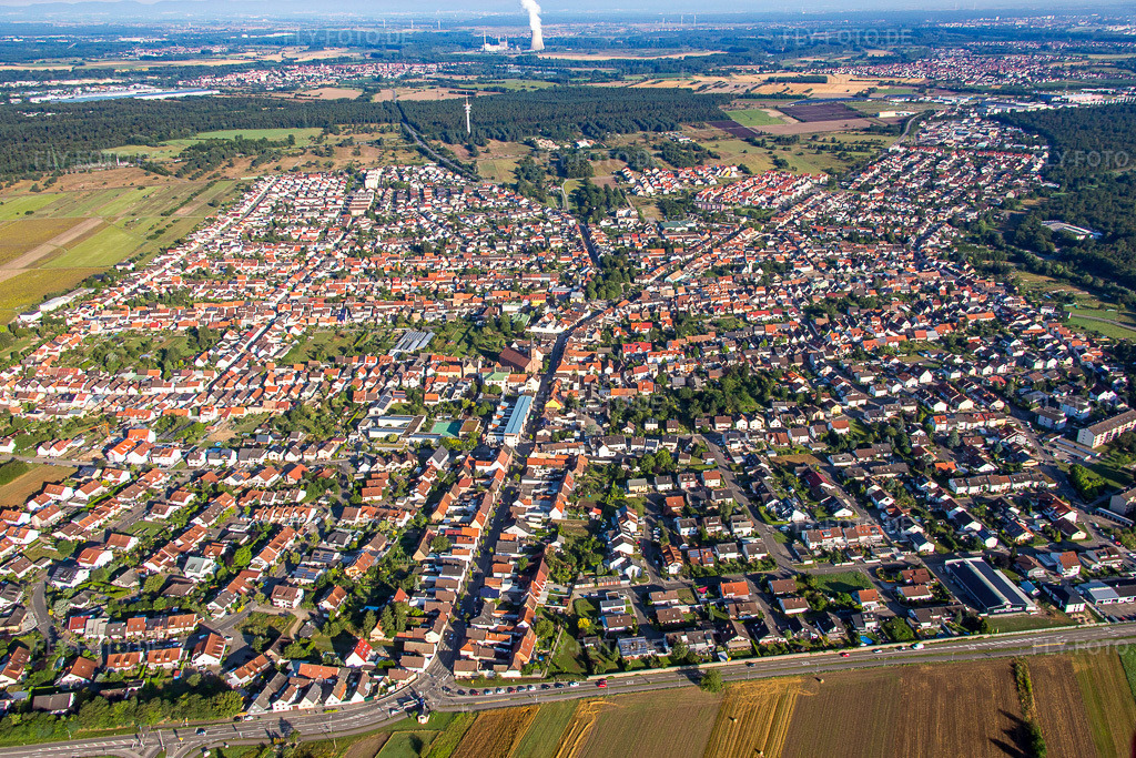 Luftbild: Karlsruher Straße im Ortsteil Wiesental in Waghäusel im Bundesland Baden-Württemberg in Deutschland. Foto: IMG_092364.jpg vom 01.08.2016 durch Werner Riehm/FLY-FOTO.de