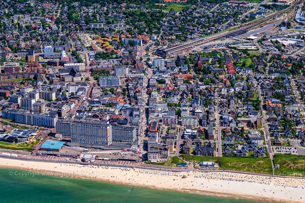Sylt_Westerland_Strand_Friedrichstrasse_Promenade_ELS_4474130625 | SYLT 13.08.2025 Hochhaus- Gebäude der Hotelanlage und des Congress Centrum am Sandstrand an der Friedrichstraße in Sylt Nordsee - Insel im Bundesland Schleswig-Holstein, Deutschland. Weiterführende Informationen bei: Hotel Roth, Hayo Feikes & Co.,  Insel Sylt Tourismus-Service GmbH. // High-rise building of the hotel complex and the Congress Center on the sandy beach at Friedrichstrasse in Sylt, North Sea island in the federal state of Schleswig-Holstein, Germany. Further information at: Hotel Roth, Hayo Feikes & Co.,  Insel Sylt Tourismus-Service GmbH. Foto: Martin Elsen
