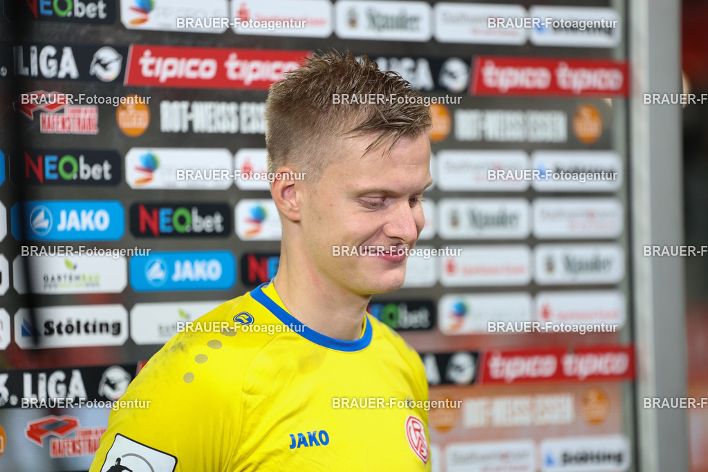 Rot-Weiss Essen - VFL Osnabrück | Essen, Deutschland, 17.09.2025 Jakob Golz  (Rot-Weiss Essen) schaut während des 3.Liga Spiels zwischen  Rot-Weiss Essen und VFL Osnabrück am 17.09.2025 im Stadion an der Hafenstraße in Essen. (Foto von Timo Bluhmki-Schmidt/Brauer Fotoagentur