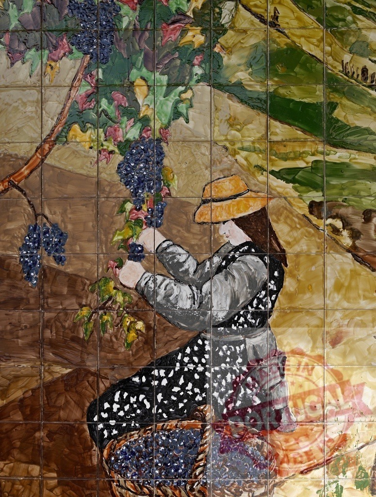 Woman harvesting grapes in vineyard ceramic tile mural | Woman picking grapes into a basket on a decorative ceramic tile mural - Realisiert mit Pictrs.com