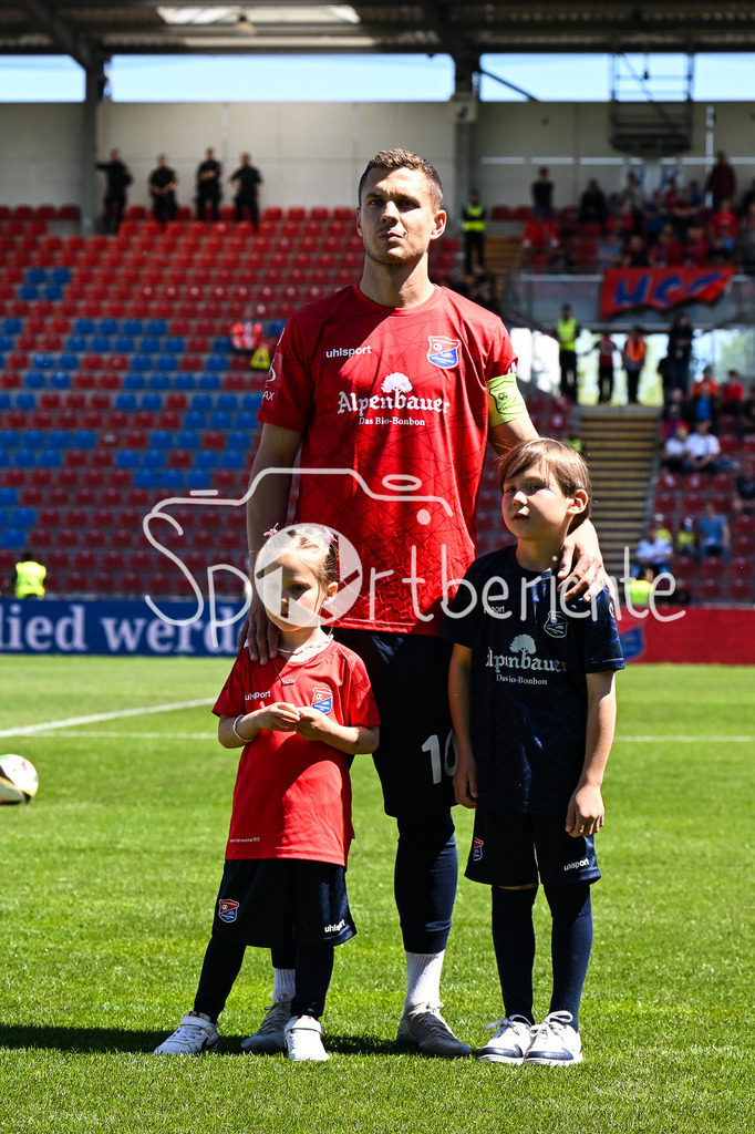 SpVgg Unterhaching - Arminia Bielefeld | wird vor der Partie verabschiedet - Sebastian MAIER (SpVgg Unterhaching 10) / Einzelfoto / Freisteller / 3. Liga: SpVgg Unterhaching - Arminia Bielefeld, Uhlsport Park am 11.05.2025