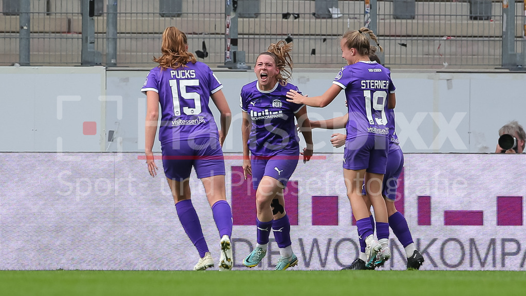 Fussball, Google Pixel Frauen-Bundesliga, SGS Essen - SV Werder Bremen | v.li.: Laura Pucks (SGS Essen, 15), Torschützin Ramona Maier (SGS Essen, 9) und Beke Sterner (SGS Essen, 19) mit Torjubel, Jubel, jubeln, jubelt, optimistisch, Spielszene, Highlight, Freude über das Tor zum 1:1, DIE DFB-RICHTLINIEN UNTERSAGEN JEGLICHE NUTZUNG VON FOTOS ALS SEQUENZBILDER UND/ODER VIDEOÄHNLICHE FOTOSTRECKEN. DFB REGULATIONS PROHIBIT ANY USE OF PHOTOGRAPHS AS IMAGE SEQUENCES AND/OR QUASI-VIDEO.