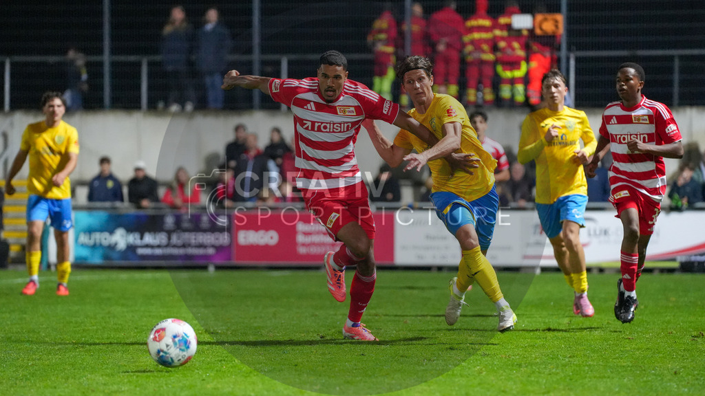 Fußball, Herren, Saison 2025/2026, Testspiel, Freundschaftsspiel, FSV 63 Luckenwalde vs. 1.FC Union Berlin, Mittwoch 08.10.2025, Werner-Seelenbinder-Stadion Luckenwalde, | Fußball, Herren, Saison 2025/2026, Testspiel, Freundschaftsspiel, FSV 63 Luckenwalde vs. 1.FC Union Berlin, Mittwoch 08.10.2025, Werner-Seelenbinder-Stadion Luckenwalde, Im Bild: Danilho Doekhi (l. Union) und Phillip König (r. Luckenwalde) - Realisiert mit Pictrs.com