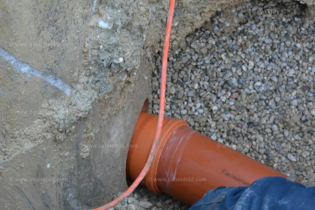 bib-lg03-abwasserkanal-0100 | Nach LV-Leistungsgruppen sortierte Detailfotos über den Bau eines Hauses. Alle Hausbau-Bilder direkt vom Urheber und Autor der Website Haus-Selber-Bauen.com