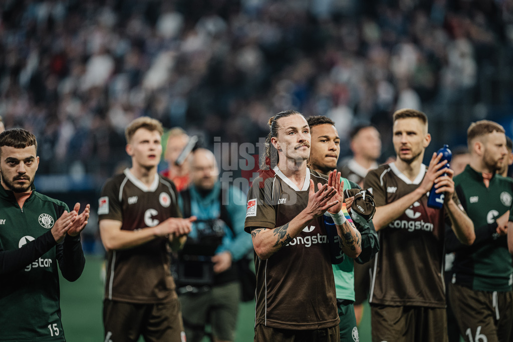Fußball | Männer | Saison 2023/2024 | 2. Fußball-Bundesliga | 32. Spieltag | Hamburger SV vs. FC St. Pauli  | 03.05.2024 | Jackson Irvine (#7, FC St. Pauli) guckt enttäuscht nach der Niederlage im Stadtderby