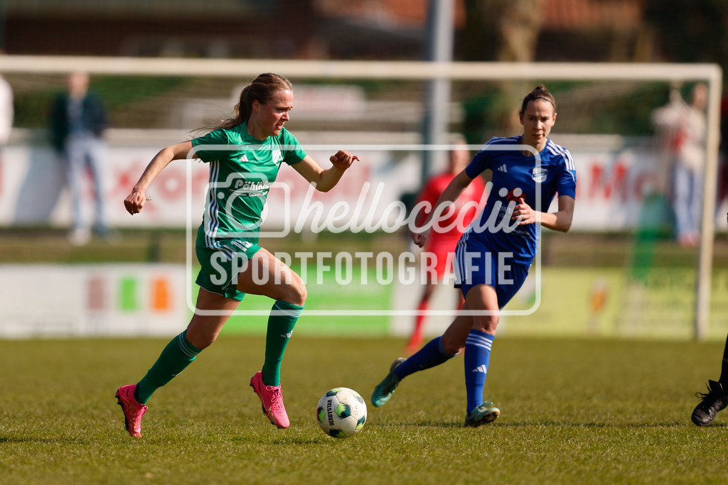 Fußball I Frauen I Saison 2025-2026 I Oberliga Niedersachsen I 17. Spieltag I TuS Lutten - BW Hollage-33 | Lena Hasenkamp (16, TuS Lutten) mit Ballkontrolle - Realisiert mit Pictrs.com