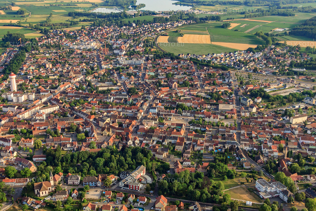 Vue aérienne: Vue de la ville depuis le nord à Bischwiller dans le département Bas Rhin, France – .Photo: IMG_30445.jpg prise le 09/07/2010 par Werner Riehm/FLY-FOTO.eu – Résolution de l'original: 4752 x 3168 px