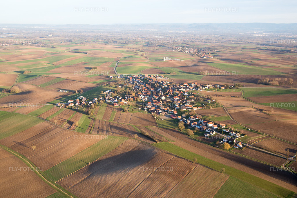 Vue aérienne: Vue de la ville à Siegen dans le département Bas Rhin, France. Photo: IMG_086019.jpg prise le 06/02/2016 par Werner Riehm/FLY-FOTO.euRésolution de l'original: 5472 x 3648 px