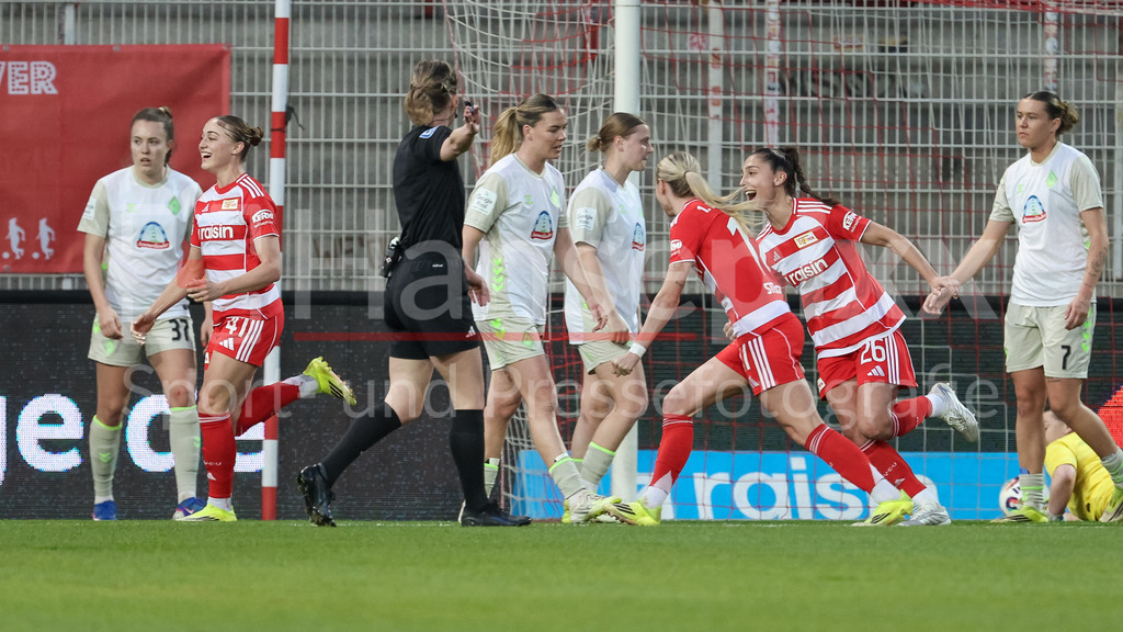 Fussball, Google Pixel Frauen-Bundesliga, 1. FC Union Berlin - SV Werder Bremen | v.li.: Torschützin Lia Kamber (1. FC Union Berlin, 41), Judith Steinert (1. FC Union Berlin, 17) undu26 mit Torjubel, Jubel, jubeln, jubelt, optimistisch, Spielszene, Highlight, Freude über das Tor zum 1:0, DIE DFB-RICHTLINIEN UNTERSAGEN JEGLICHE NUTZUNG VON FOTOS ALS SEQUENZBILDER UND/ODER VIDEOÄHNLICHE FOTOSTRECKEN. DFB REGULATIONS PROHIBIT ANY USE OF PHOTOGRAPHS AS IMAGE SEQUENCES AND/OR QUASI-VIDEO.