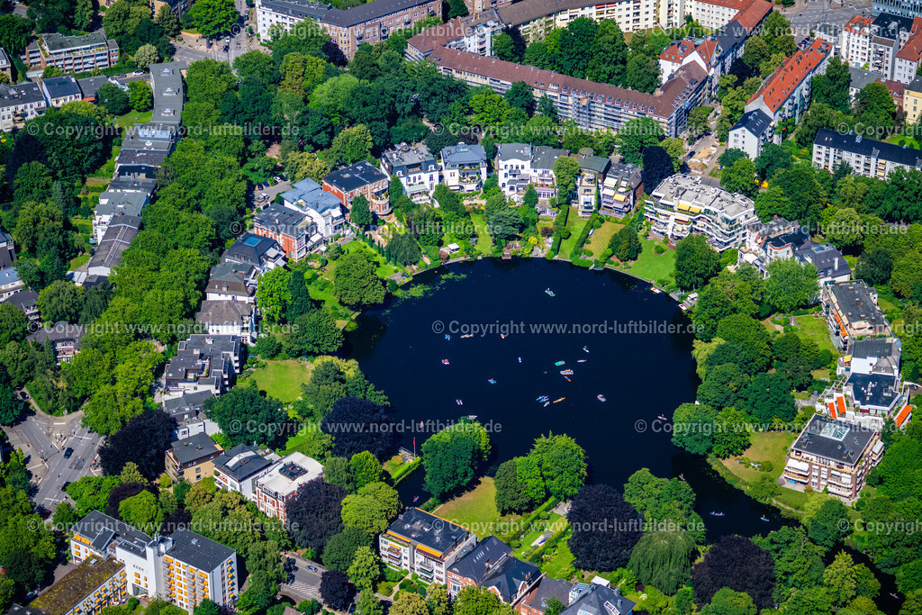 Hamburg_Winterhude_Rondeelteich_ELS_1669010725 | HAMBURG 01.07.2025 Villen und Häuser im Wohngebiet am Rondeelteich im Ortsteil Winterhude in Hamburg, Deutschland. // Luxury Villa and houses in the residential area at Rondeelteich in the Winterhude district in Hamburg, Germany. Foto: Martin Elsen