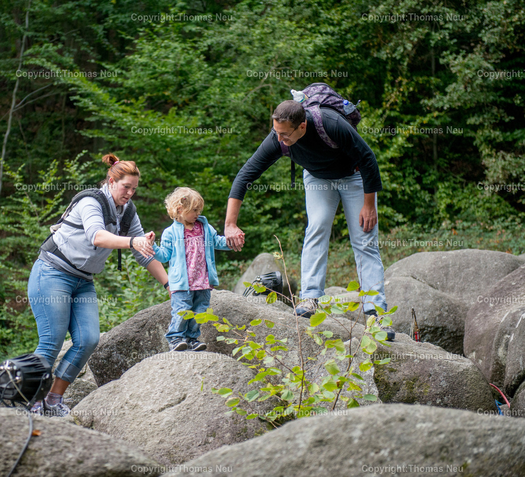 felsenmeer-odenwald-granitbloecke-reichenbach-lautertal_Touristenattraktion_Fotografie-Thomas-Neu-15 | Das Felsenmeer in Reichenbach (Lautertal) im Odenwald ist eine der beliebtesten Touristenattraktionen in ganz Hessen. Schon in der Römerzeit wurden hier Steine behauen, die Reste des römischen Steinbruchs sind noch zu sehen, besonders die Riesensäule ist eine Attraktion,