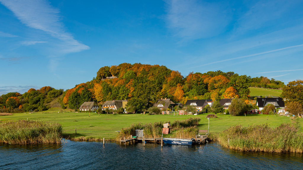 Das idyllische Rügen im Herbst | Beneidenswert malerisch und ruhig liegen die Häuser an der Küste Rügens und mit der Herbstsonne kommt sofort Urlaubsfeeling auf. - Realisiert mit Pictrs.com