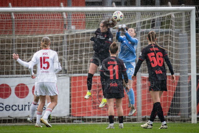 Frauen Fußball-Bundesliga; Bayer 04 Leverkusen - 1. FC Nürnberg, 31.01.2026 | Lourdes Romero (1. FC Nürnberg, 25) faustet einen Ball; Bayer 04 Leverkusen - 1. FC Nürnberg an Spieltag 16 der Google Pixel Frauen-Bundesliga am 31.01.2026 im Ulrich-Haberland-Stadion in Leverkusen (Nordrhein-Westfalen). DFL REGULATIONS PROHIBIT ANY USE OF PHOTOGRAPHS AS IMAGE SEQUENCES AND/OR QUASI-VIDEO.