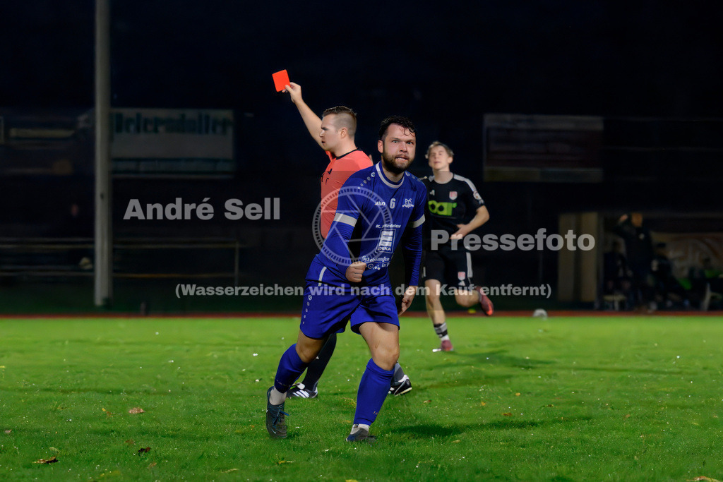 Preetzer TSV vs MTV Dänischenhagen | Jendrik Müller (Preetz #6) &amp; Schiedsrichter Leon Andresen (zeigt Moritz Heinemann (Dänischenhagen #33 nicht im Bild) nach Notbremse die Rote Karte  / Fußball-Verbandsliga Ost Männer 2026/2027 / Preetzer TSV vs MTV Dänischenhagen / Jahnplatz / Preetz / 16.10.26 - Realisiert mit Pictrs.com