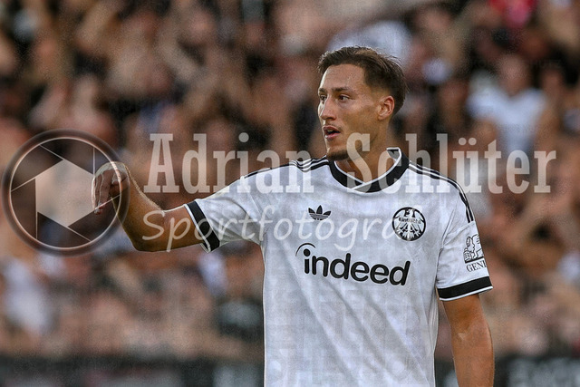 21.08.2026, GER, Fussball, Herren, DFB-Pokal, Saison 2026/2027, SC St. Tönis vs Eintracht Frankfurt | Younes Ebnoutalib (Frankfurt) gestikuliert, Gestik