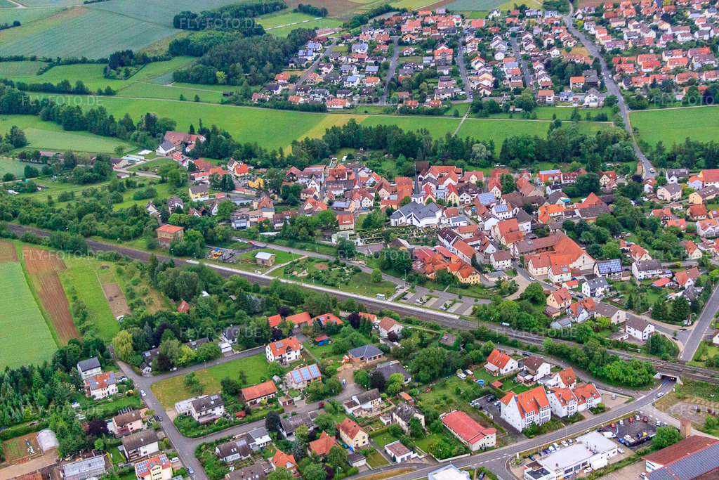 Luftbild: Bahnhof Oberwerrn im Ortsteil Oberwerrn in Niederwerrn im Bundesland Bayern in Deutschland. Foto: IMG_65903.jpg vom 30.05.2014 durch Werner Riehm/FLY-FOTO.de