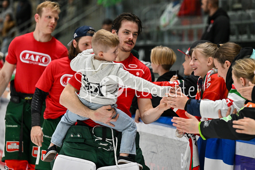 Augsburger Panther - Nürnberg Ice Tigers | Das Team der Augsburger Panther feiert zusammen mit den Fans den Heimsieg gegen Nuernberg / DEL: Augsburger Panther - Nuernberg Ice Tigers, Curt Frenzel Stadion am 06.12.2024 / Strauss MANN (Augsburger Panther #38)