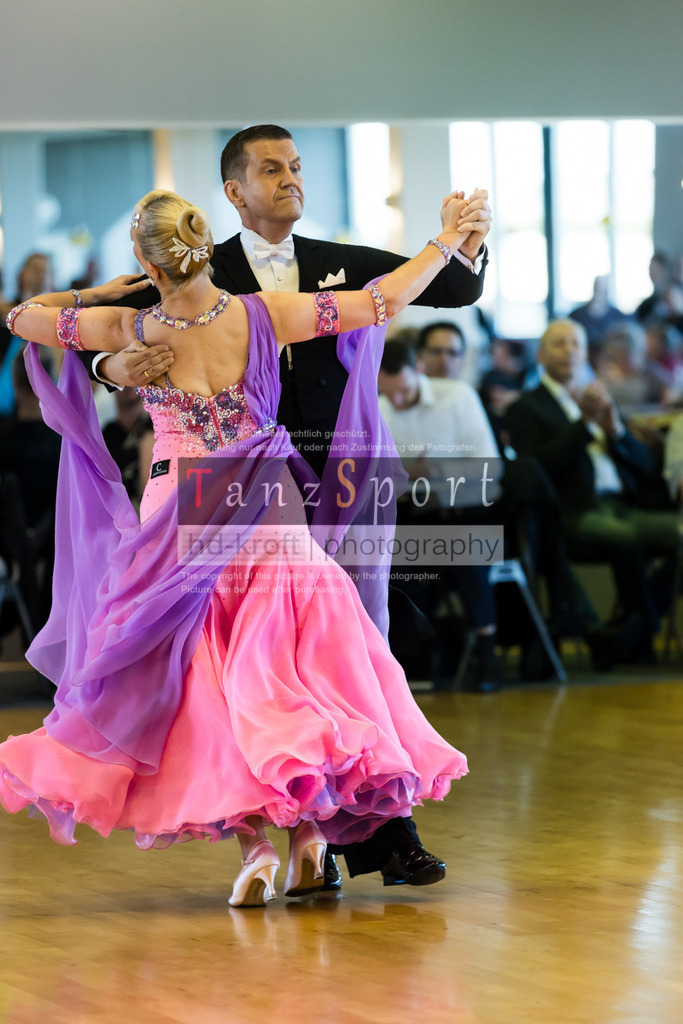 20250906_LM_By_Masters-III-S-Std_6712 | Tanzsportbilder, Standardtanz, Lateintanz, WDSF, DTV, LTVB, dancecomp, goc, hessen tanzt, blaues band der spree, walzer, tango, wiener walzer, slowfox, quickstepp, samba, rumba, cha-cha-cha, paso doble. jive, hd-kroft photography, turniertanzsport