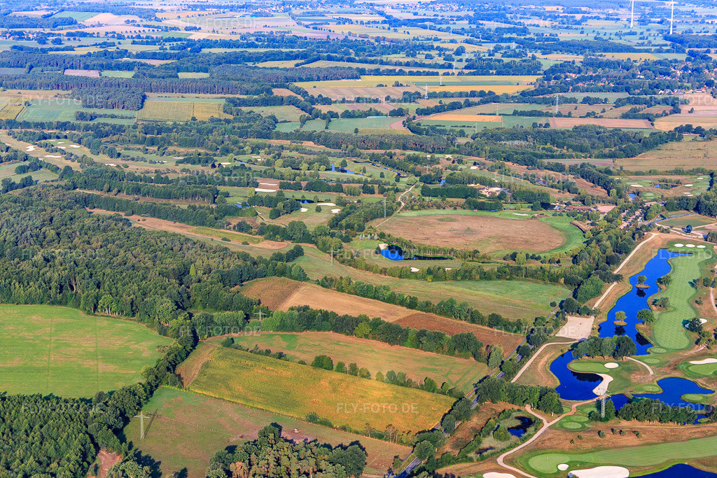 Luftbild: Gelände des Golfplatz Green Eagle Golf Courses (Luhe) im Ortsteil Luhdorf in Winsen im Bundesland Niedersachsen in Deutschland. – Foto: IMG_110359.jpg vom 18.08.2018 durch Werner Riehm/FLY-FOTO.de – Auflösung des Originals: 5472 x 3648 px
