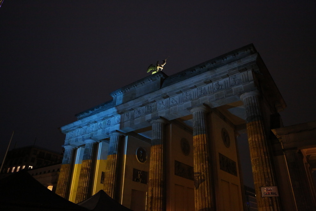 Brandenburger Tor erstrahlt in Ukraine-Farben am Jahrestag des russischen Angriffs auf die Ukraine. | Deutschland, Berlin, 24.02.2023. Brandenburger Tor erstrahlt in Ukraine-Farben am Jahrestag des russischen Angriffs auf die Ukraine.