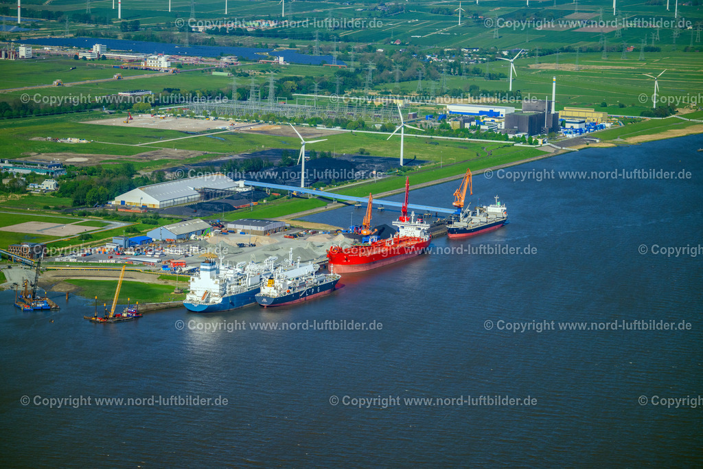 Brunsbüttel_LNG_Port_ELS_0741010524 | BRUNSBüTTEL 01.05.2024 LNG Erdgas und Flüssiggas- Terminal und Entladekai und Hafenanlagen am Ufer des Flußverlaufes der Elbe in Brunsbüttel im Bundesland Schleswig-Holstein. Weiterführende Informationen bei: Brunsbüttel Ports GmbH. // LNG natural gas and liquid gas terminal and unloading quay and port facilities on the banks of the Elbe in Brunsbuettel in the state of Schleswig-Holstein. Further information at: Brunsbuettel Ports GmbH. Foto: Martin Elsen