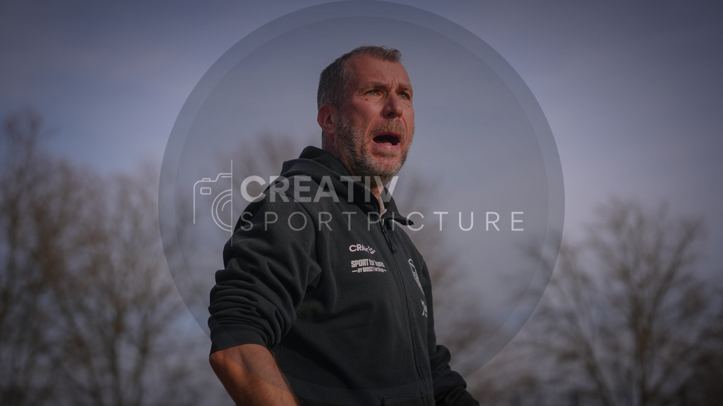 Fußball, Herren, Saison 2025/2026, Regionalliga Nordost, 24. Spieltag, FSV 63 Luckenwalde vs. 1.FC Lokomotive Leipzig, Samstag 28.02.2026, Werner-Seelenbinder-Stadion Luckenwalde, | Fußball, Herren, Saison 2025/2026, Regionalliga Nordost, 24. Spieltag, FSV 63 Luckenwalde vs. 1.FC Lokomotive Leipzig, Samstag 28.02.2026, Werner-Seelenbinder-Stadion Luckenwalde, Im Bild: Jochen Seitz (Trainer Leipzig) emotional an der Seitenlinie - Realisiert mit Pictrs.com