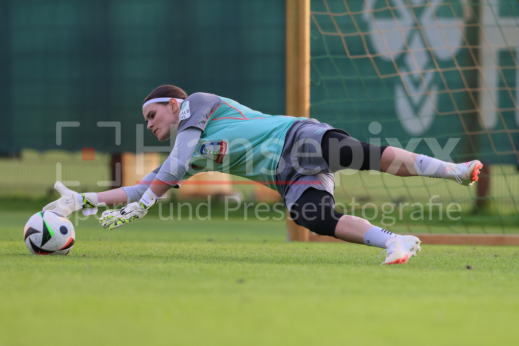 Fussball, Google Pixel Frauen-Bundesliga, Training SV Werder Bremen | v.li.: Johanna Wende (Torhüterin, Torwart, SV Werder Bremen, 25) bei einer Trainingsübung