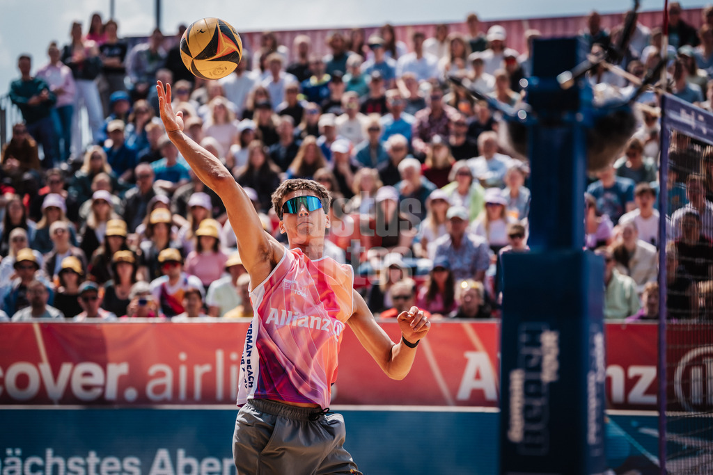 Beachvolleyball | Männer | Allianz German Beach Tour 2025 | Tourstop Düsseldorf | 18.05.2025 | Kristians Fokerots beim Angriff