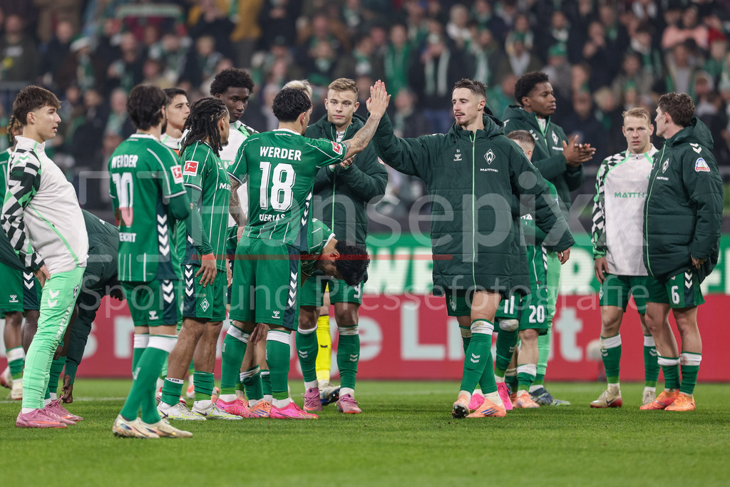 Fussball, Bundesliga, SV Werder Bremen - VfL Wolfsburg | Spieler des SV Werder Bremen mit Jubel über den Sieg, Freude über das gewonnene Spiel, DIE DFL-RICHTLINIEN UNTERSAGEN JEGLICHE NUTZUNG VON FOTOS ALS SEQUENZBILDER UND/ODER VIDEOÄHNLICHE FOTOSTRECKEN. DFL REGULATIONS PROHIBIT ANY USE OF PHOTOGRAPHS AS IMAGE SEQUENCES AND/OR QUASI-VIDEO.
