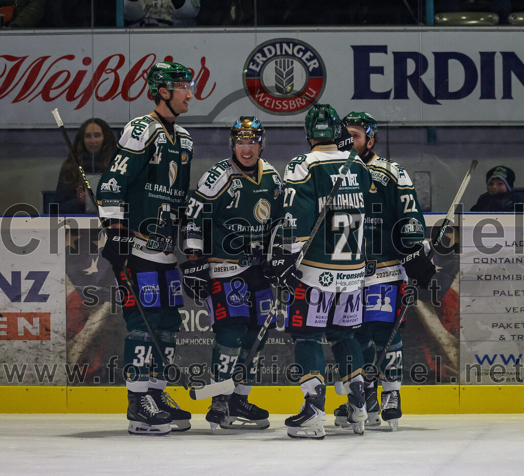 2025-11-30_164_TSV_Erding_gegen_EC_Peiting | Erding, Deutschland, 30.11.2025:Eishockey, Oberliga Süd 2025 / 2026, 22. Spieltag, TSV Erding gegen EC Peiting, Endergebnis: 5:1Thomas Matheson (Erding Gladiators, #37) erhöht zum 2:0 für ErdingBastian Cramer (Erding Gladiators, #34), Thomas Matheson (Erding Gladiators, #37), Mark Waldhausen (Erding Gladiators, #27), Grady Hobbs (Erding Gladiators, #22)Foto: Christian Riedel / fotografie-riedel.net