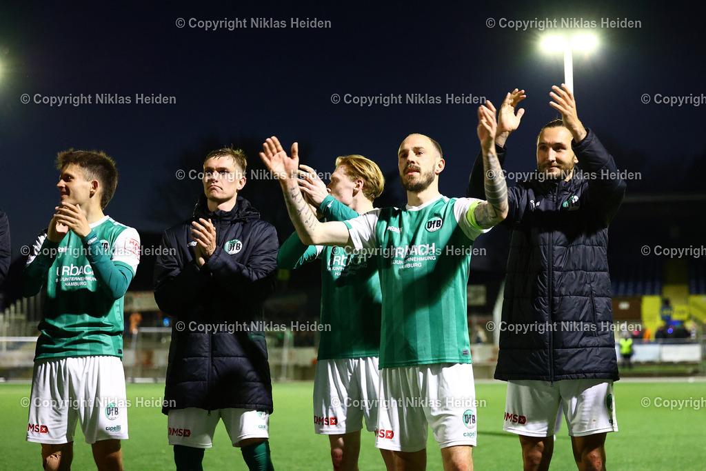 NH_HamburgerSVU21_VfBLübeck _RegionalligaNord_02042025 | Die Spieler des VfB Lübeck feierten nach dem Spiel den 3:2-Sieg gegen den Hamburger SV U21.Fußball I Herren I Regionalliga Nord I Saison 2024-2025 I 28. Spieltag I Hamburger SV U21 - VfB Lübeck I 02.04.2025 I Stadion Hoheluft