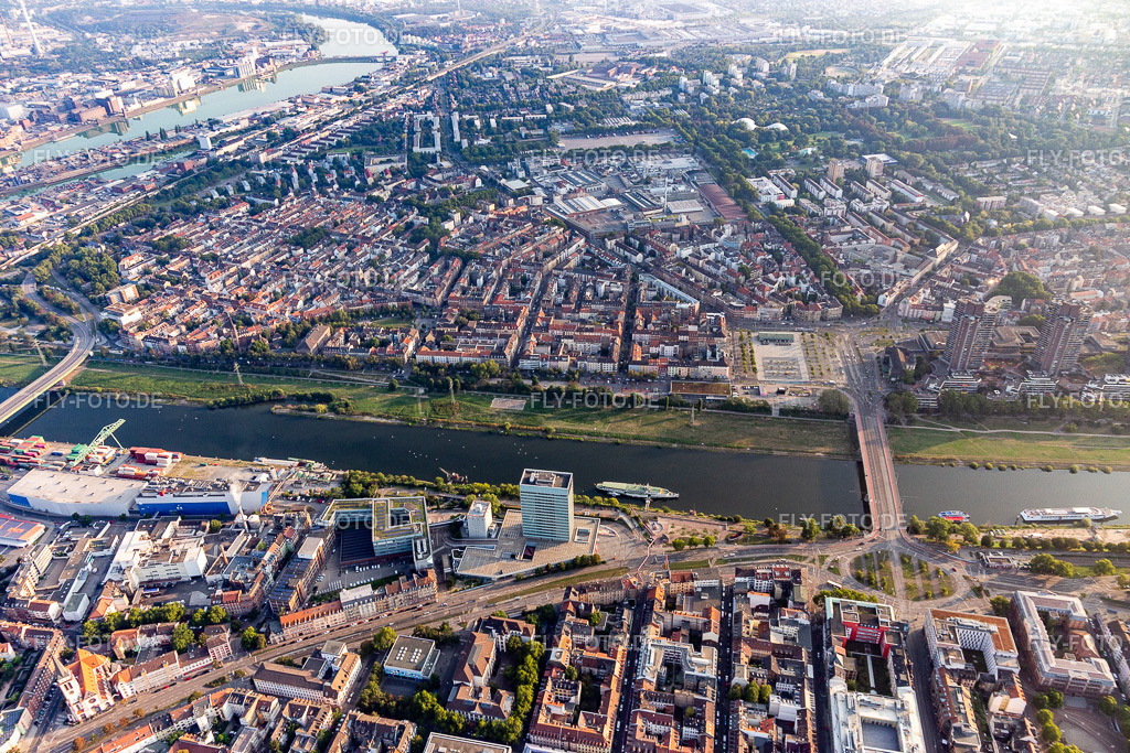 Stadtteil Neckarstadt-West zwischen Altrhein und Neckar | Luftbild: Stadtteil Neckarstadt-West zwischen Altrhein und Neckar im Ortsteil Neckarstadt-Ost in Mannheim im Bundesland Baden-Württemberg in Deutschland. Foto: IMG_116938.jpg vom 25.08.2019 durch Werner Riehm/FLY-FOTO.de - Realisiert mit Pictrs.com